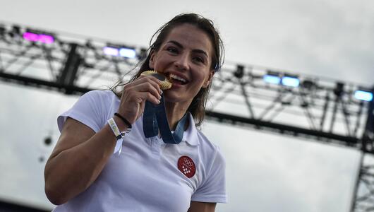 Österreichs Medaillengewinnerin Michaela Polleres beißt auf ihre Bronzemedaille