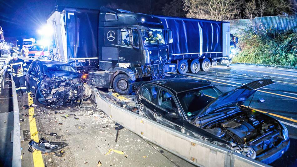 Lastwagen verursacht mehrere Unfälle in Nordrhein-Westfalen