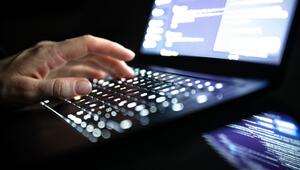 Eine Person tippt auf einer beleuchteten Laptop-Tastatur