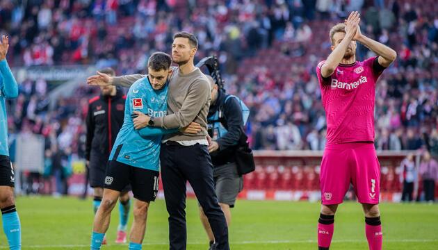 Florian Wirtz und Xabi Alonso