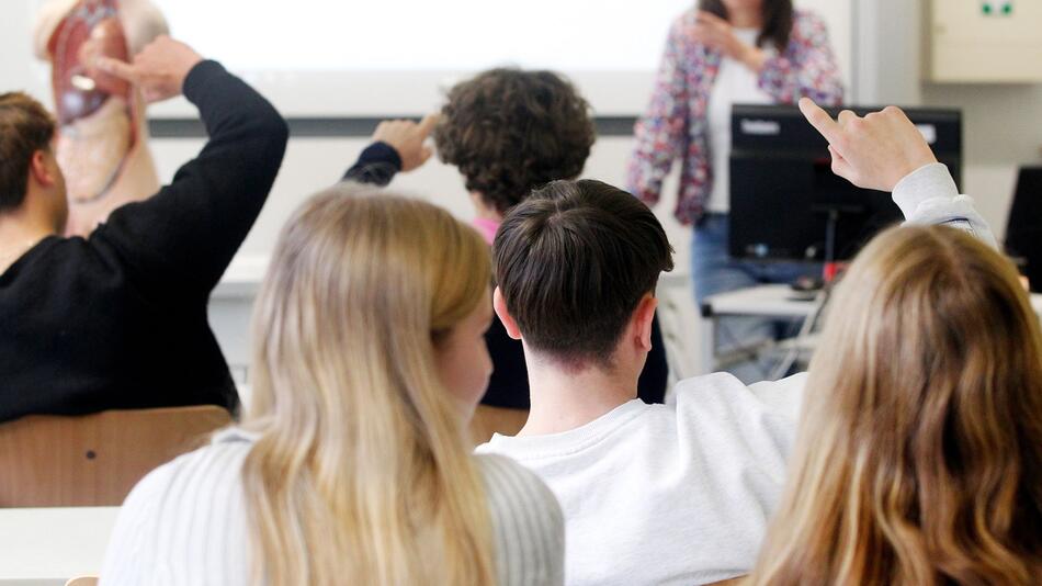 Schüler melden sich im Unterricht