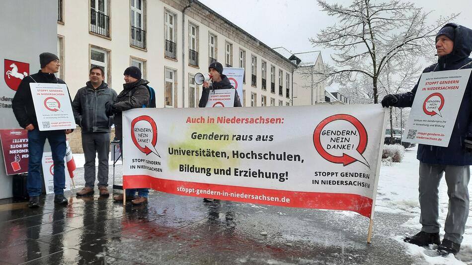 Protestaktion gegen Gendern vor der Staatskanzlei