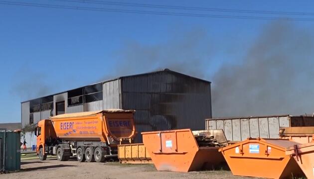 Feuer in Recyclingfirma in Großkrotzenburg - starke Rauchentwicklung