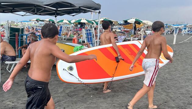 Drei Jungen an einem italienischen Strand