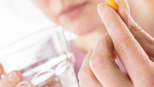 Frau hält eine Tablette in der Hand