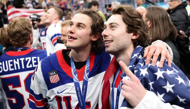 Mit gut sichtbarer Zahnlücke feierte Jack Hughes (li.) gemeinsam mit seinem Bruder Quinn.