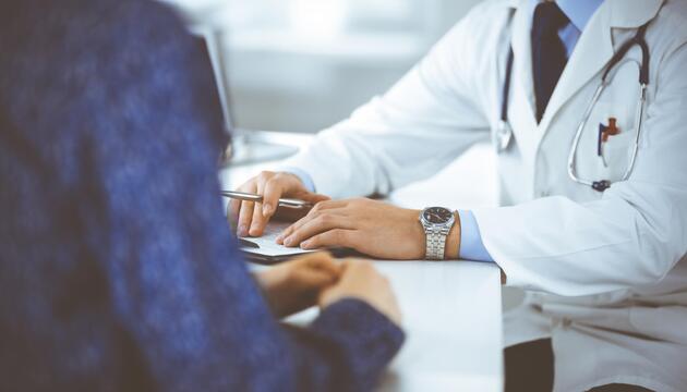 Arzt mit Patientin im Gespräch