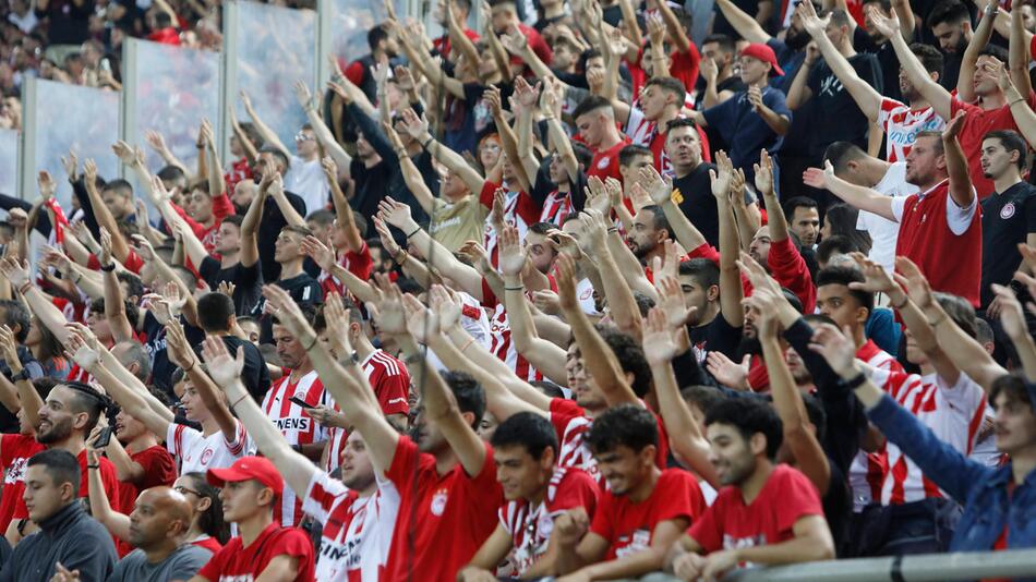 Fans von Olympiakos Piräus jubeln.