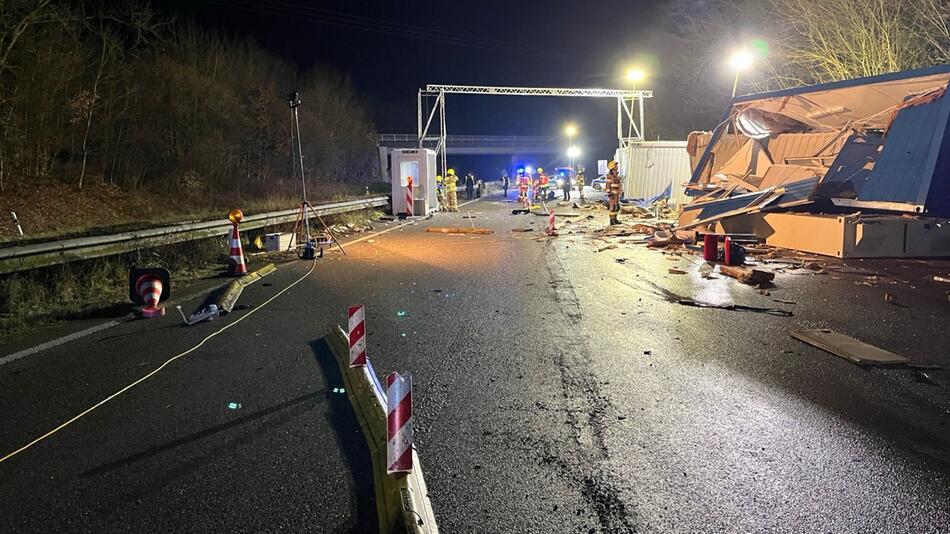 Betrunkener Fahrer steuert Lkw in Polizeistation