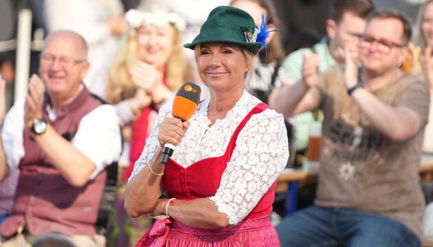 Andrea Kiewel verpasst ihr "ZDF-Fernsehgarten"-Jubiläum. Zwei Moderatoren springen am Sonntag ein.