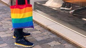 Mann mit Jutebeutel in Regenbogenfarben