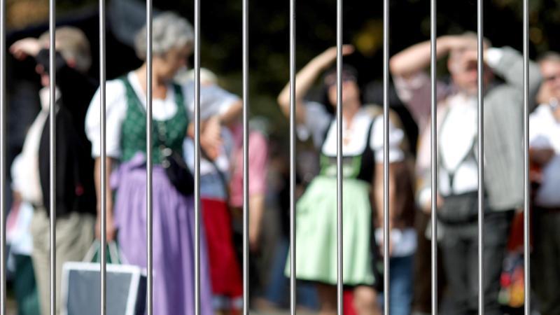 Wiesnbesucher beim Oktoberfest