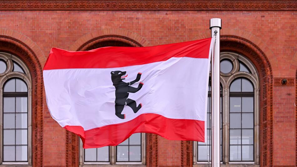 Berliner Flagge vor dem Roten Rathaus