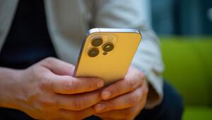 User benutzt ein Smartphone