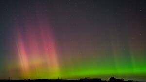 Polarlicht und Komet leuchten am Nachthimmel