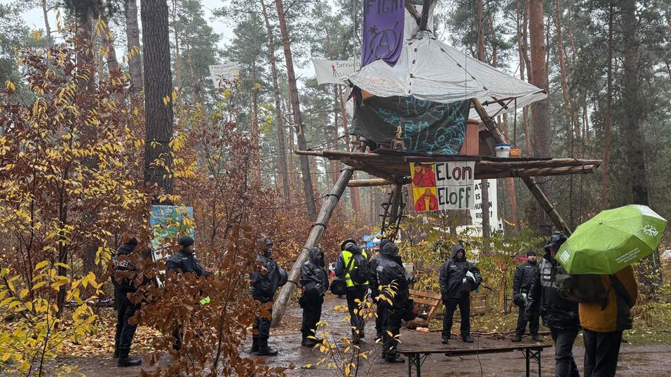 Polizei-Einsatz im Tesla-Protestcamp in Grünheide