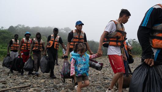 Migraten im Darién-Gap auf dem Weg zu einer Flussüberquerung