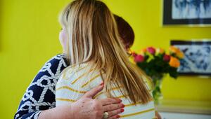 Tochter und Mutter umarmen sich