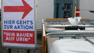 "Wir bauen auf urin"-Schild
