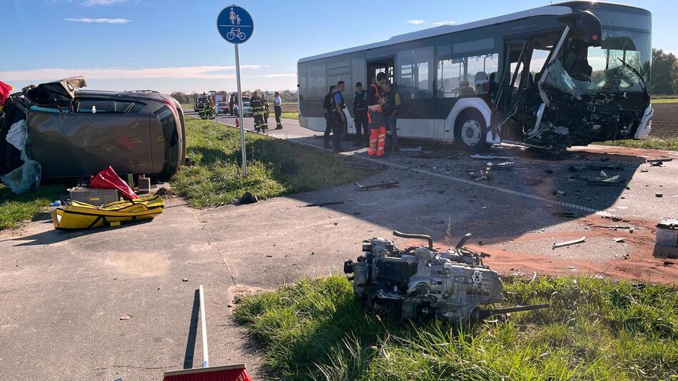 Tödlicher Verkehrsunfall - Linienbus gegen Pkw