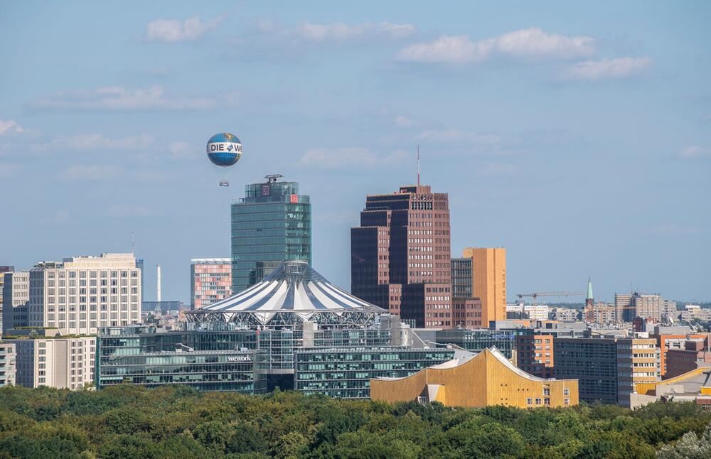 Blick auf den Potsdamer Platz mit Kollhoff-Tower (r)