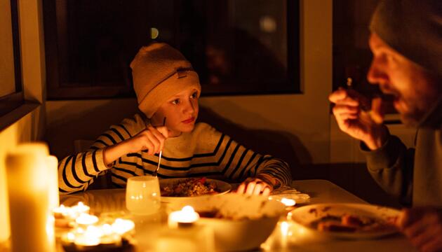 Familie isst im Dunkeln