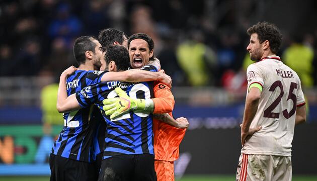 Henrikh Mkhitaryan, Hakan Calhanoglu und Yann Sommer