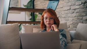 Frau schaut nachdenklich auf einen Laptop