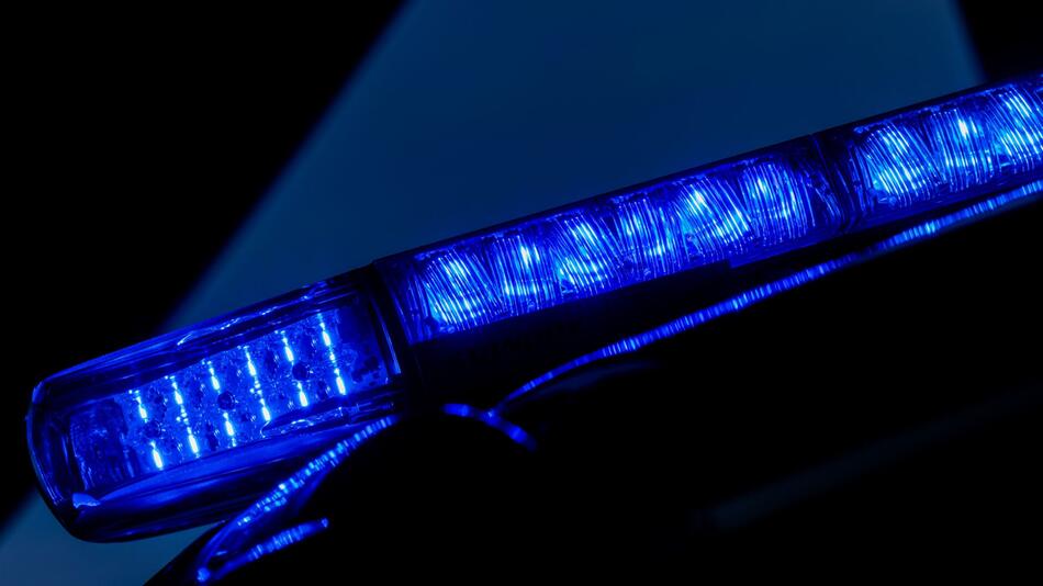 Blaulicht auf einem Einsatzfahrzeug der Polizei