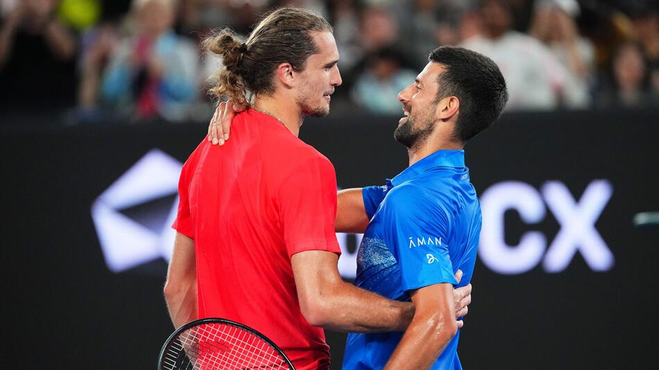 Alexander Zverev (l) und Novak Djokovic