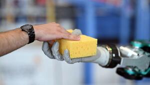 Ein Humanoider Roboter ARMAR-6 hält einen Schwamm in der Hand