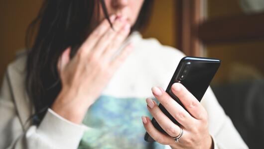 Frau Handy Anruf geschockt