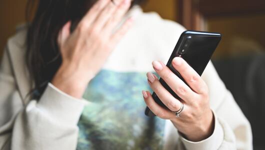 Frau Handy Anruf geschockt