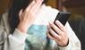 Frau Handy Anruf geschockt