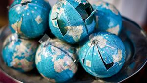 Beschädigte Weltkugeln auf einem Teller