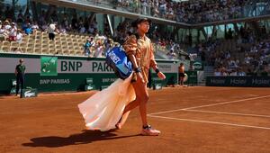 Erneut sorgt Naomi Osaka mit einem ungewöhnlichen Outfit für Aufsehen.