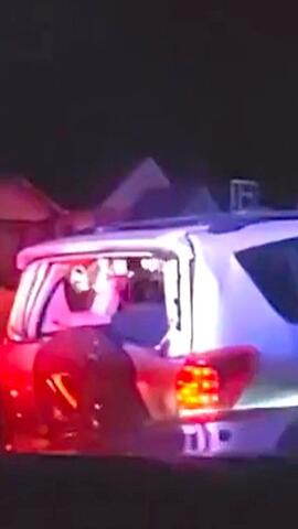 Mordverdächtiger stiehlt Streifenwagen und rast in Wohnhaus