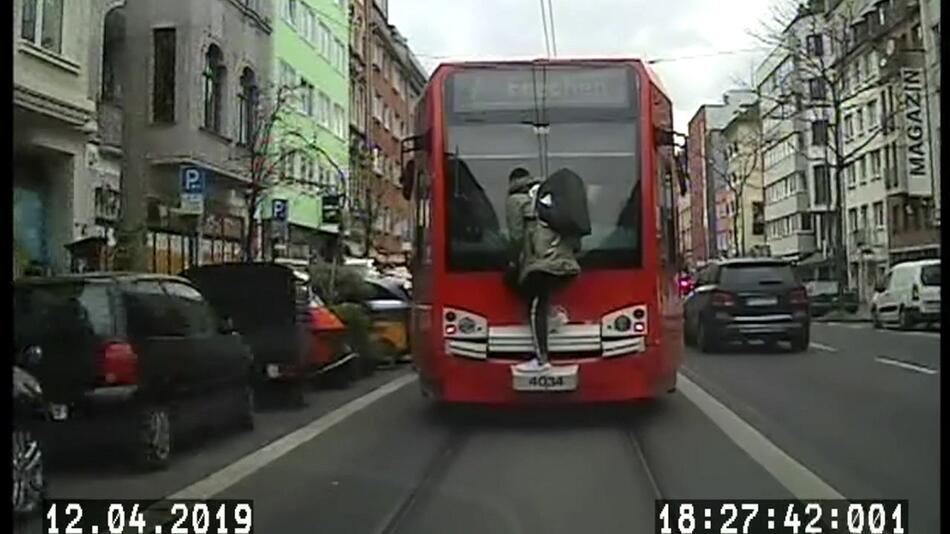 Mann fährt auf der Straßenbahn-Kupplung mit