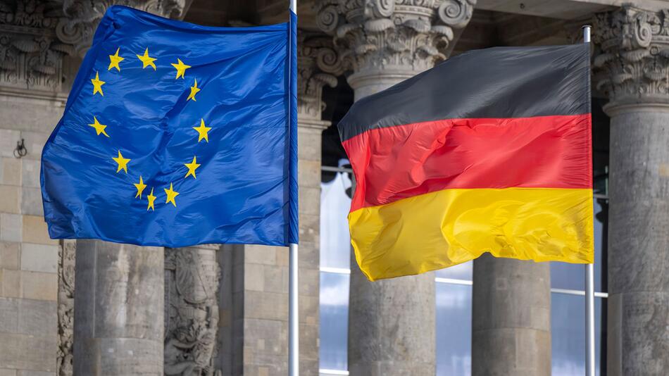 Nationalflagge Deutschlands und Flagge der EU