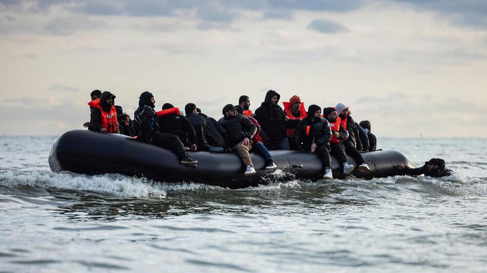 Frankreichs Küstenwache rettet 223 Migranten aus Ärmelkanal