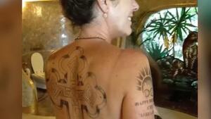 Rita Wilson zeigt riesiges Rücken-Tattoo