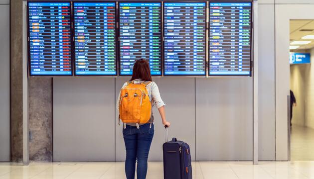 Frau am Flughafen