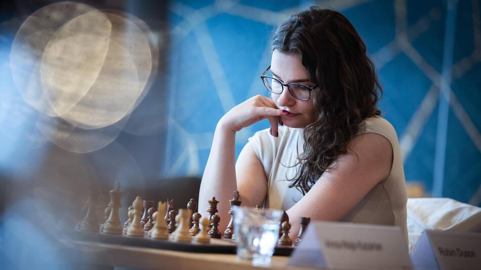 Eine junge Frau spielt Schach