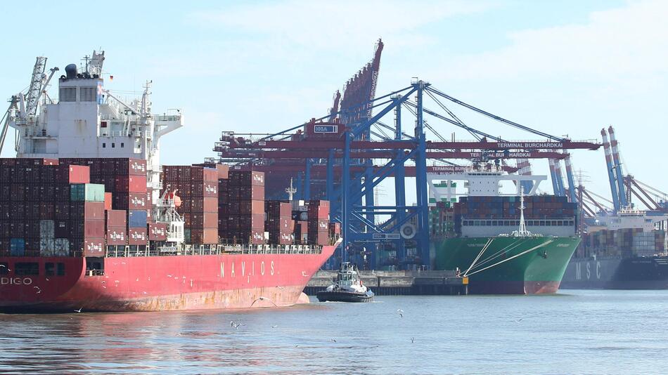 Ein Containerschiff fährt in den Hamburger Hafen ein