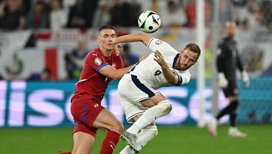 Serbiens Nikola Milenkovic gegen Englands Torjäger Harry Kane