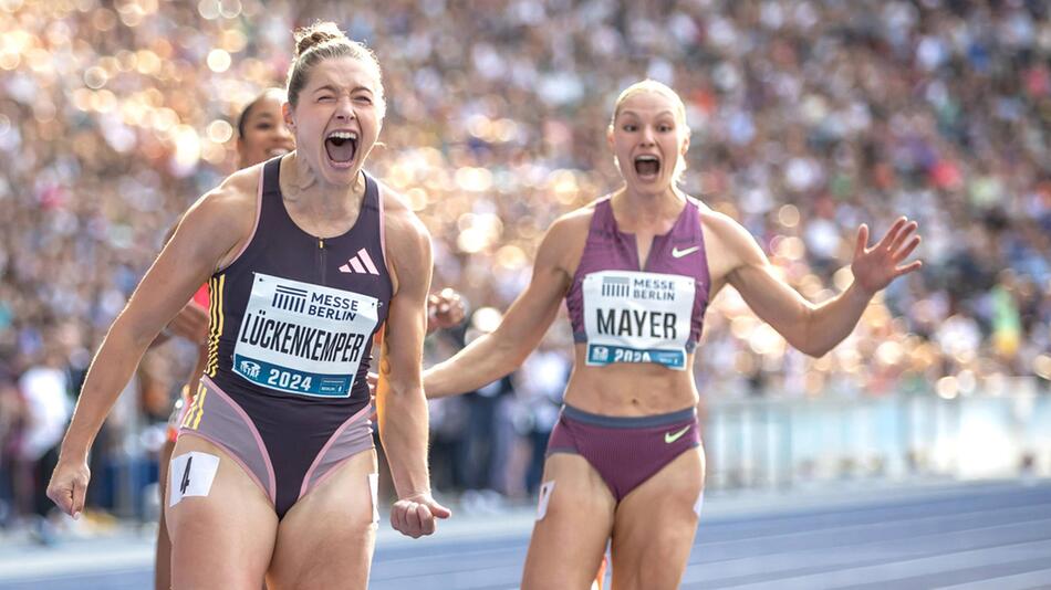 Gina Lückenkemper und Lisa Mayer nach dem Zieleinlauf beim Istaf in Berlin