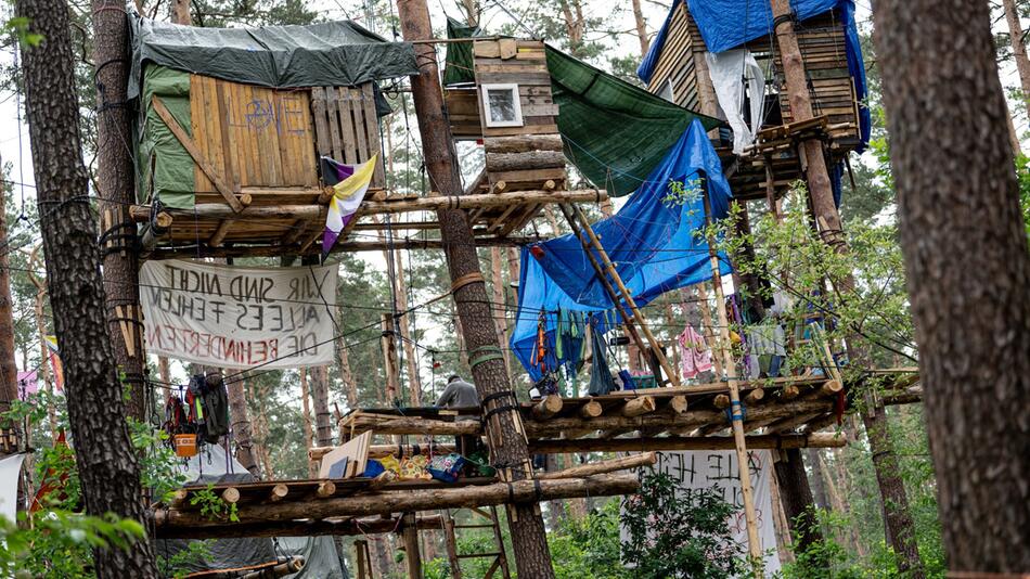 Protest-Camp bei Tesla