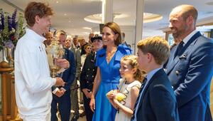 Kate, William und die Kinder mit Jannik Sinner (r.).