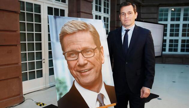 Michael Mronz mit einem Bild des verstorbenen Guido Westerwelle.