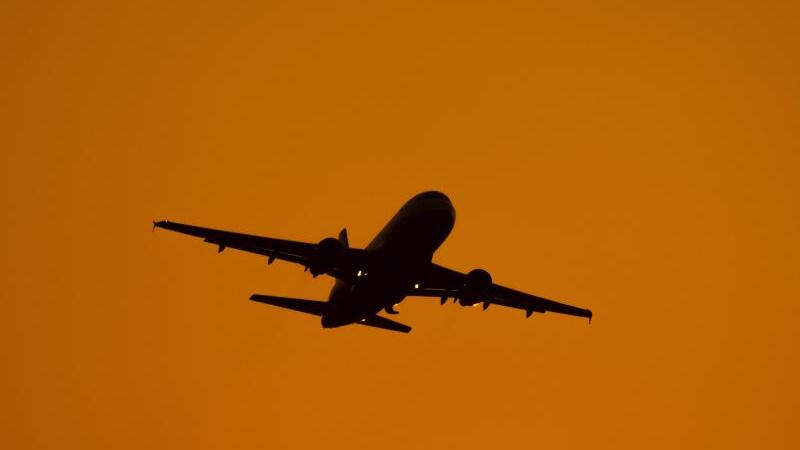 Ein Flieger startet in der Abendsonne